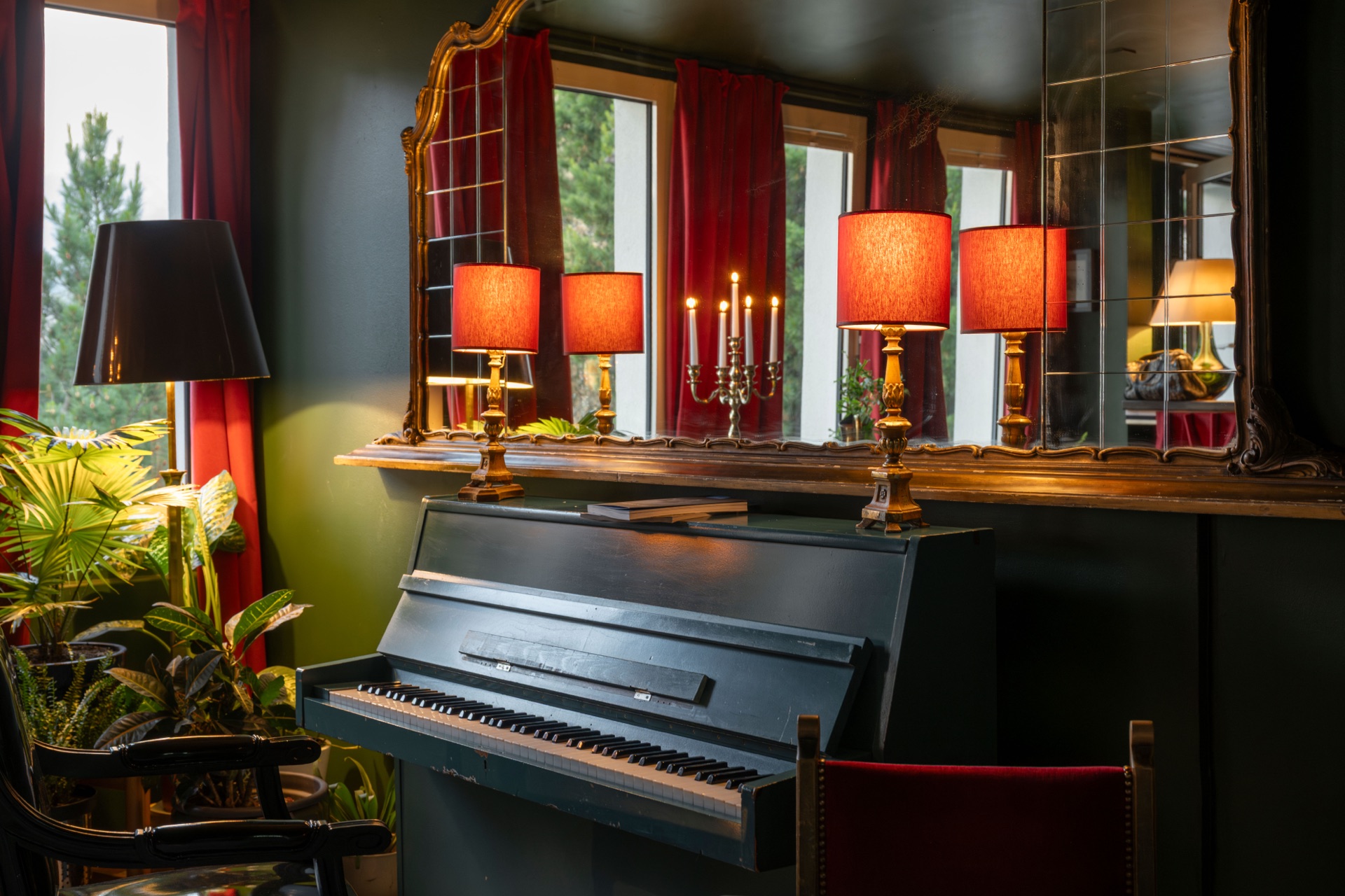 The bar piano waiting for the evening