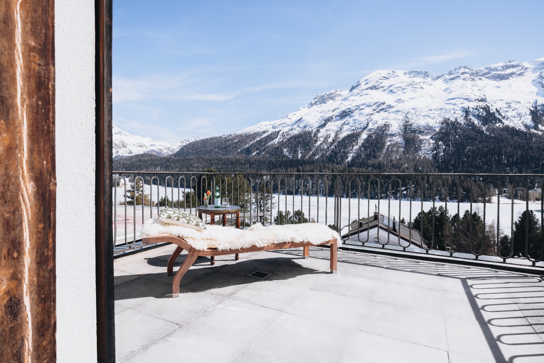 Die Terrasse der Villa Beaulieu mit Blick auf den St. Moritzersee bei Dämmerung